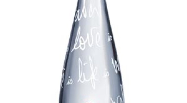 Botella de agua mineral diseñada por Diane von Furstenberg