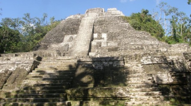 Pirámide maya destruida en Belice