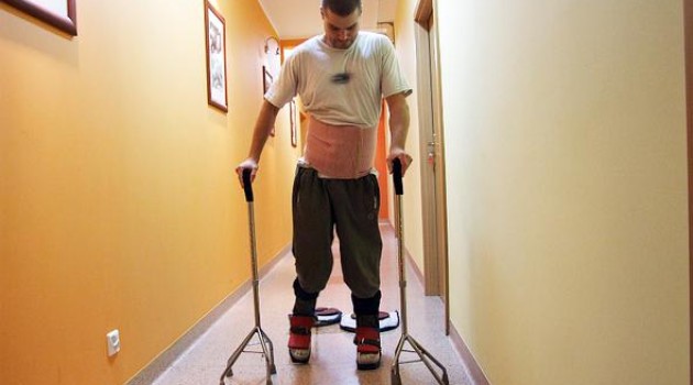 Un hombre paralizado vuelve a caminar tras un trasplante de células olfativas en su columna