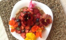 Pancake de almendras con frutos rojos y flores