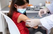 La Sociedad Española de Médicos de Familia recomienda no vacunar masivamente a los niños sino estudiar cada caso