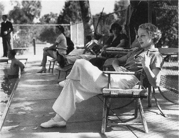 Imagen de 1934. La actriz Leila Hyams, también sigue el "estilo Dietrich", luciendo unos cómodos y anchos pantalones de algodón blanco, y zapatos masculinos de cordones.