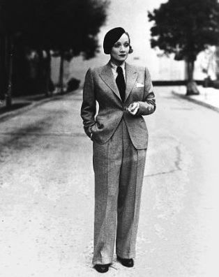 Marlene con traje de espiguilla en color gris.