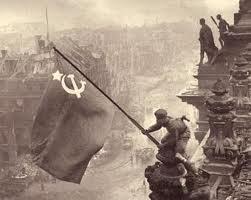 Perales colocando la bandera soviética en el Reichstag alemán 