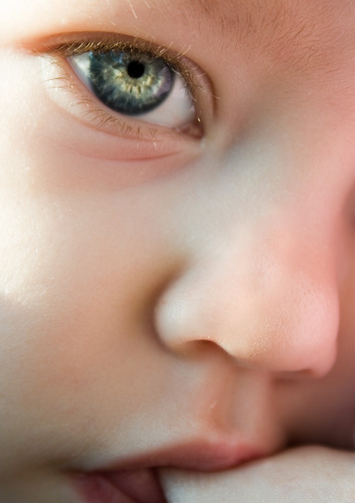 Según el estudio, los niños poseen desde los cinco meses una forma de consciencia similar a la de los adultos.