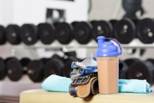 Esta escena es repetida en cada gimnasio. Un batido de proteínas preparado y listo para ser bebido justo después de entrenar. ¿Qué tan bueno es hacer esto? 