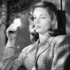 Lauren Bacall como generadora de esas tendencias extradiegéticas que representa la mujer en tanto que espectáculo. 
