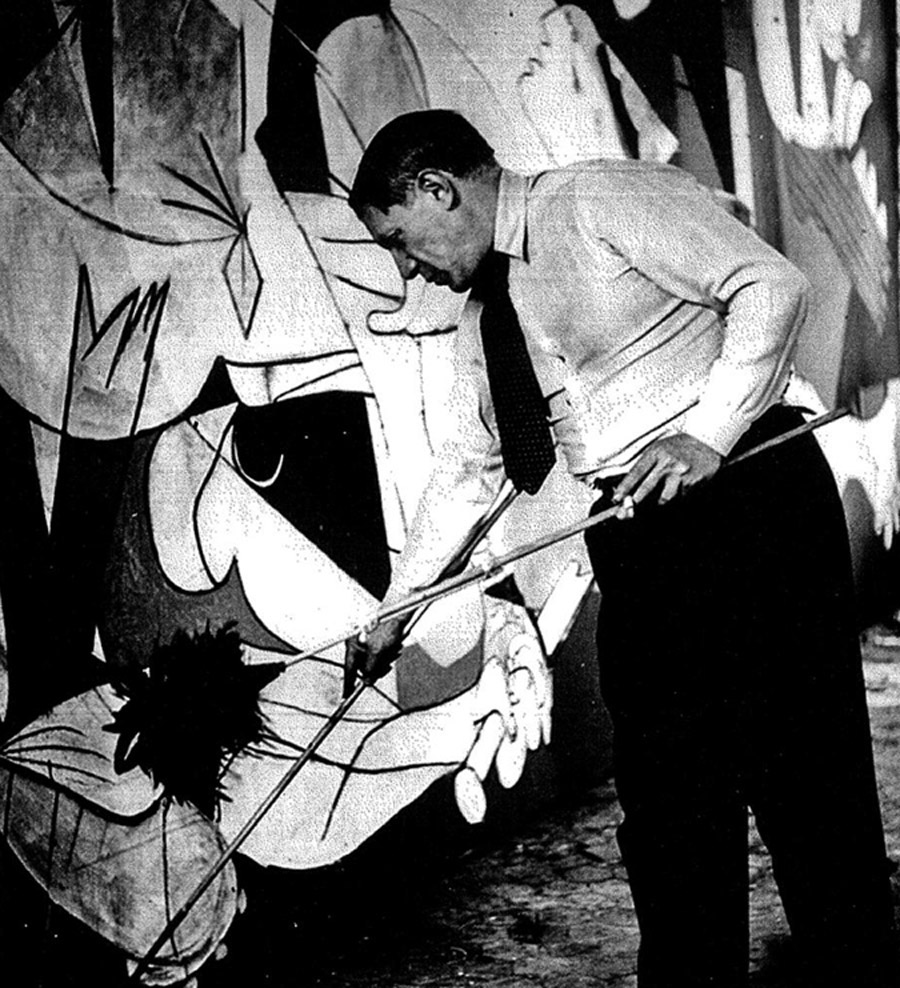 Picasso pintando el Guernica en una fotografía tomada por Dora Maar. Fuente de imágenes: El Mundo
