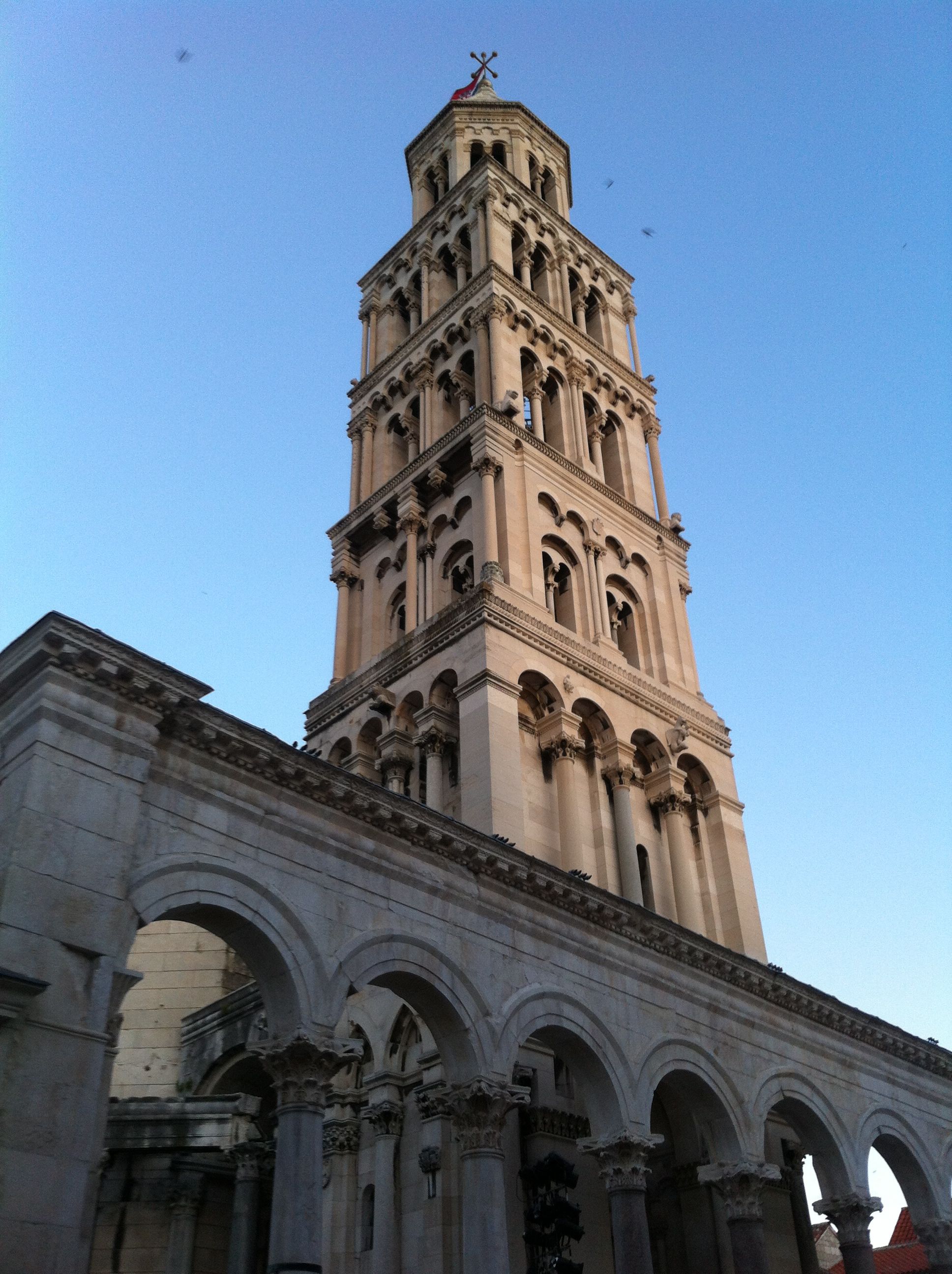 Una de ls vistas más conocidas de Split: la arquería del Peristilo y la torre medieval de la catedral de St. Duje, construida en 1.100.Fuente de imágenes: Ruth Cereceda