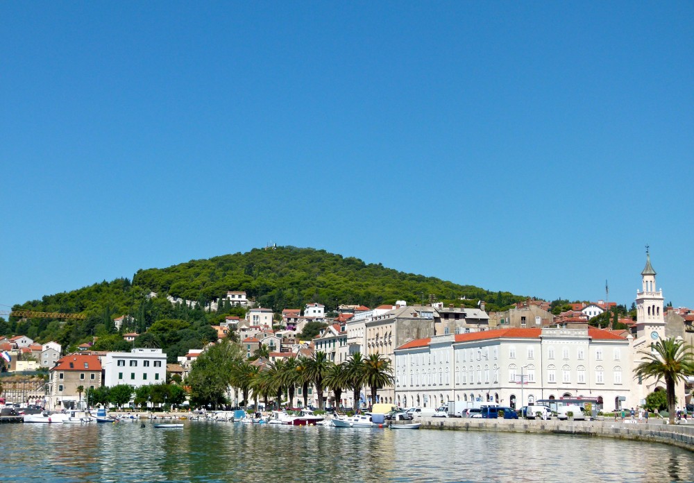 Vista de Split, con el paseo marítimo en primer plano y el monte Marjan al fondo