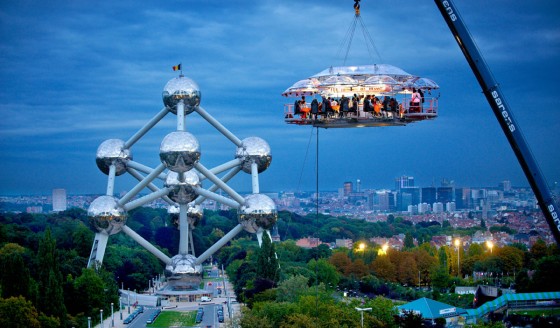 Temporary-Dinner-In-The-Sky-restaurant-in-Brussels-560x328