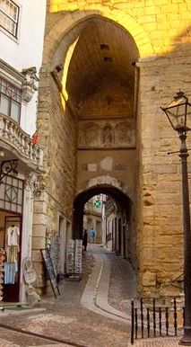Arco de Almedina y subida a Quebra Costas