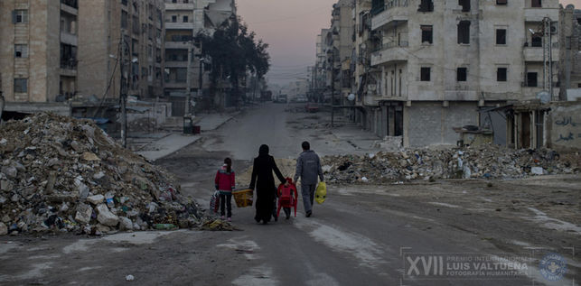 Una familia camina por calles vacías de Aleppo. Tratan de vivir una vida en la guerra de una ciudad desgarrada. / Niclas Hammarström