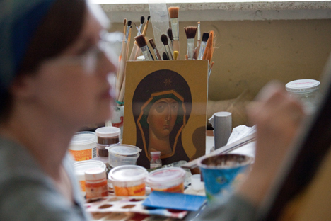 pintora de iconos en su estudio