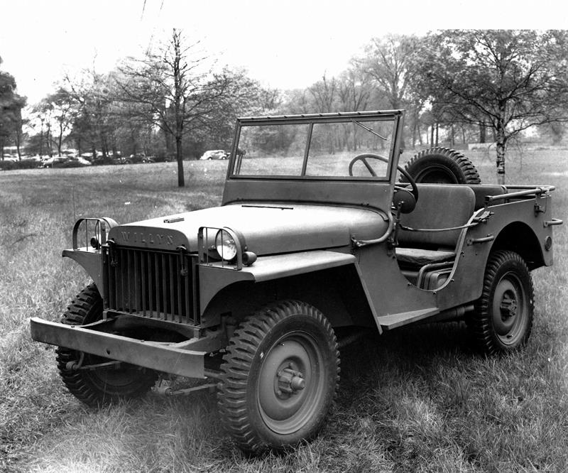 El Willys MA 1941 fue el primer Jeep de producción fabricado por Willys. MA es la contracción de Militar A. La rejilla frontal del vehículo todavía estaba producida soldando 15 varillas, algo que luego sería cambiado troquelando una plancha de metal con nueve orificios inicialmente y finalmente con siete, diseño que aún se mantiene en los actuales Jeep. Foto: Jeep / handout