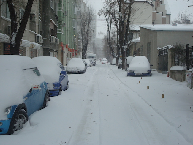 stockvault-snowy-street140037