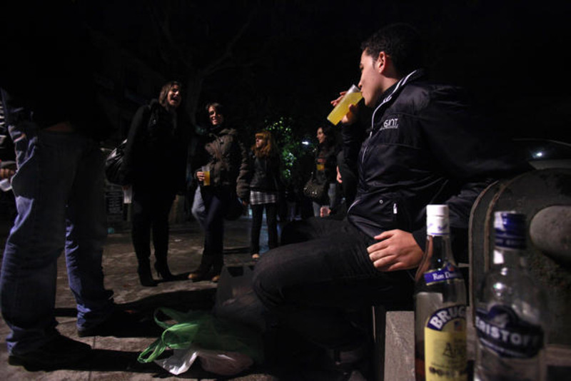 Jovenes consumen alcohol en las calles de Madrid el sabado 30 de octubre de 2010 por la noche
