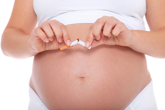 Schwangere Frau hrt mit dem Rauchen auf